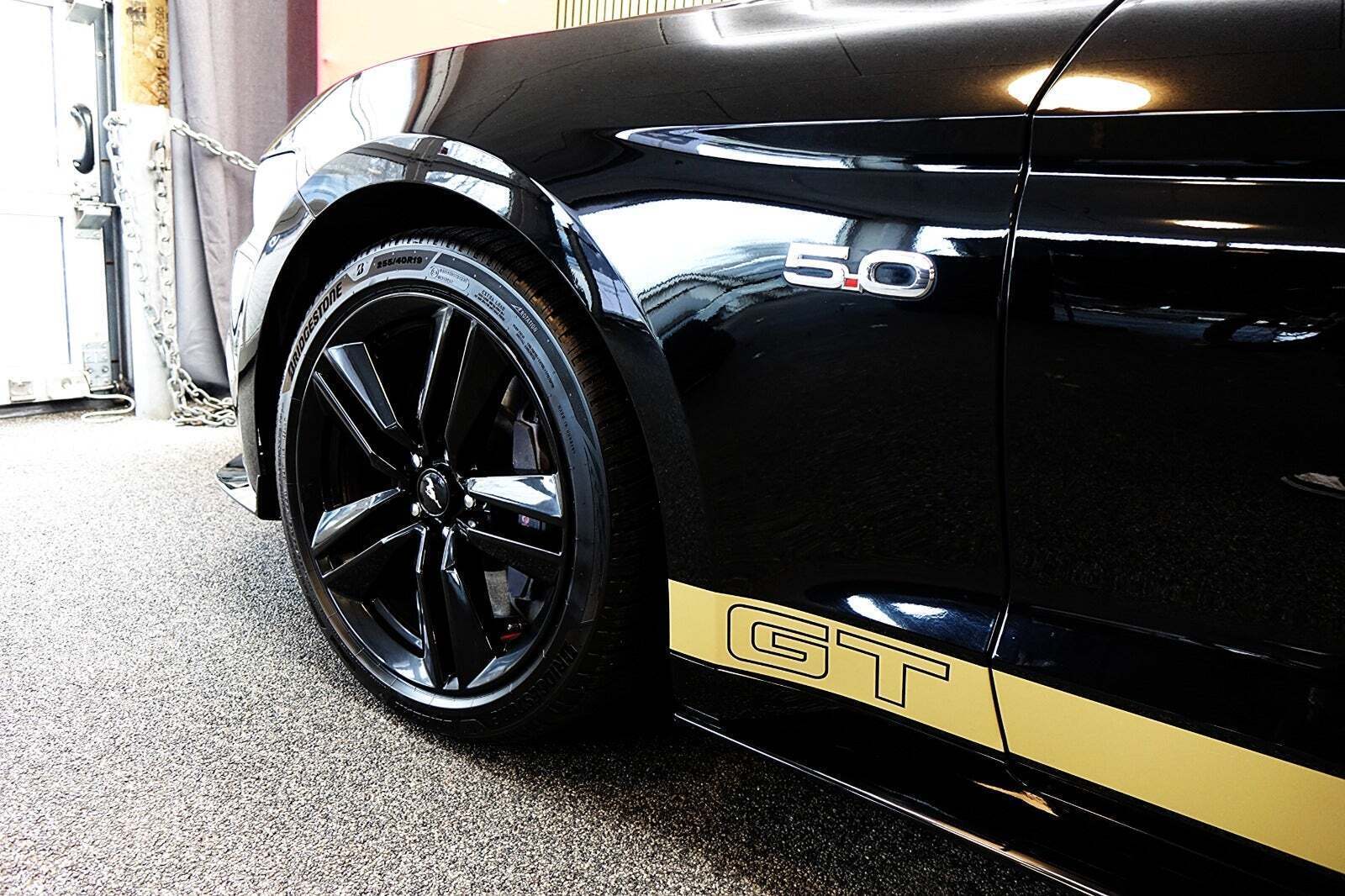 Sort Ford Mustang fra 2016