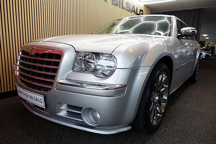 Sølv Chrysler 300C fra 2006 set udefra