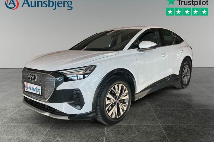 Hvid Audi Q4 e-tron fra 2023 set udefra