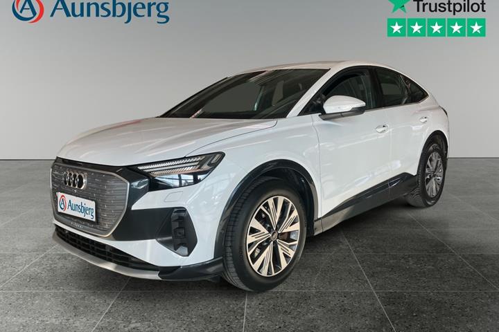 Hvid Audi Q4 e-tron fra 2023 set udefra