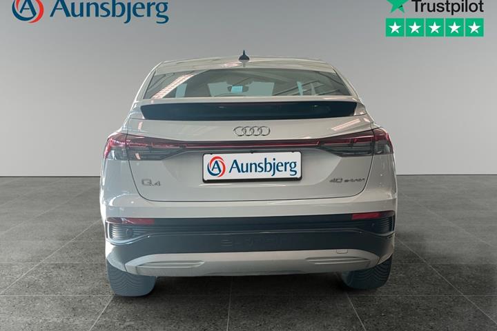 Hvid Audi Q4 e-tron fra 2023