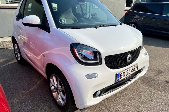 Hvid Smart ForTwo Cabrio fra 2016 set udefra