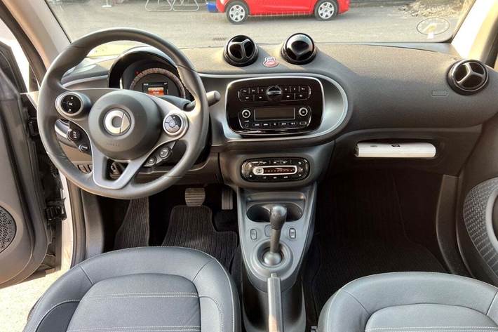 Hvid Smart ForTwo Cabrio fra 2016 set indefra