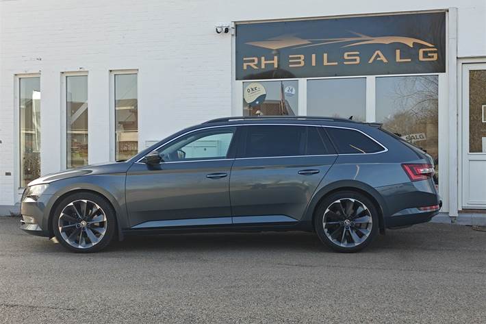 Grå Skoda Superb fra 2016