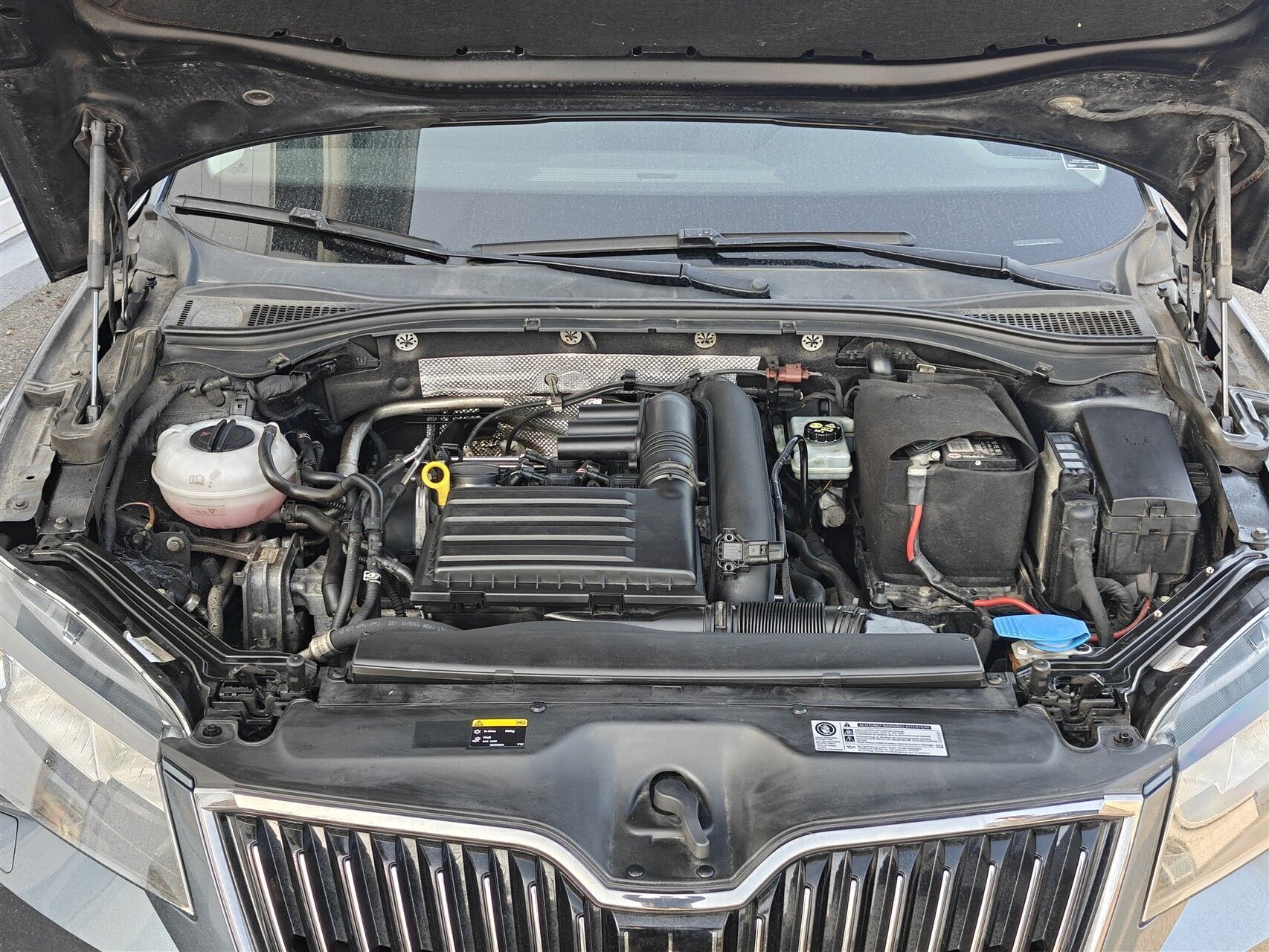 Grå Skoda Superb fra 2016