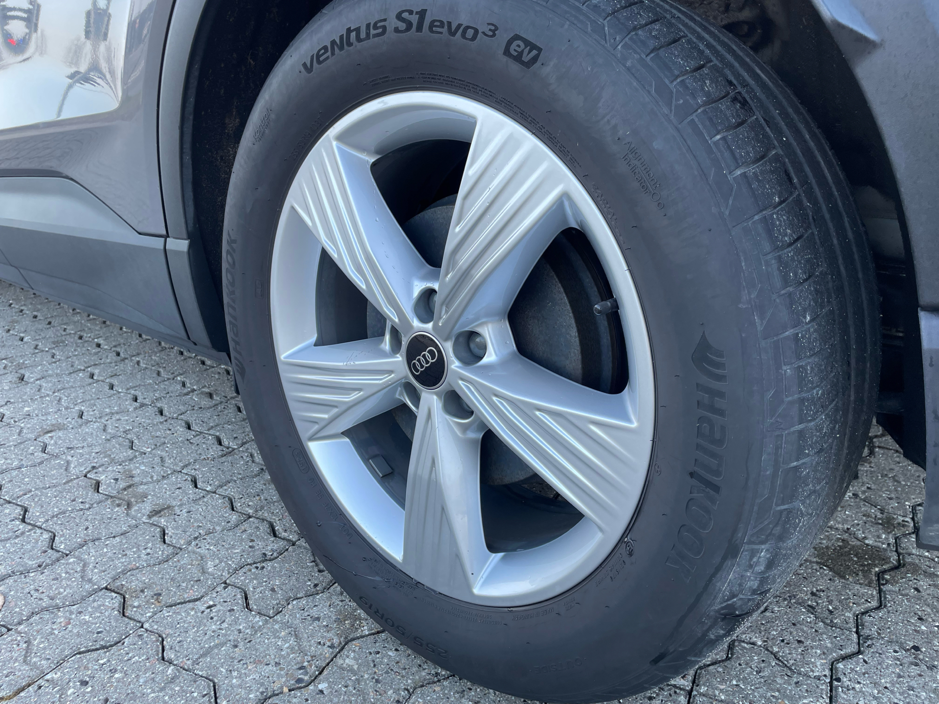 Grå Audi Q4 fra 2023