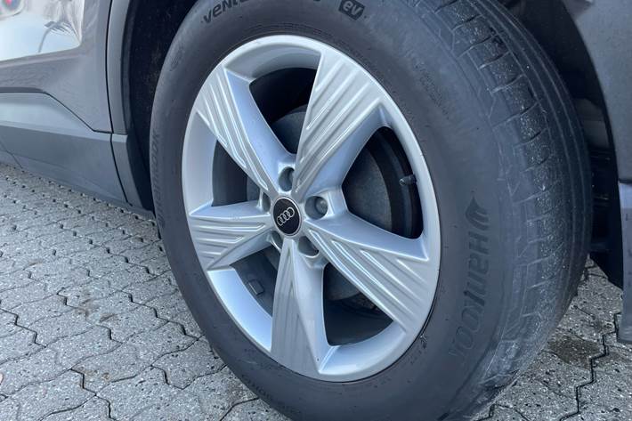 Grå Audi Q4 fra 2023