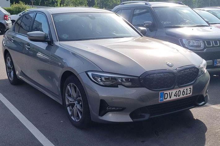 Grå BMW 330e fra 2019