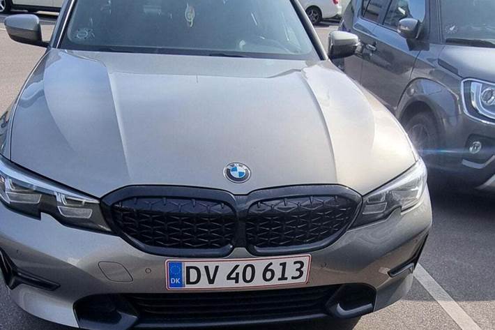 Grå BMW 330e fra 2019