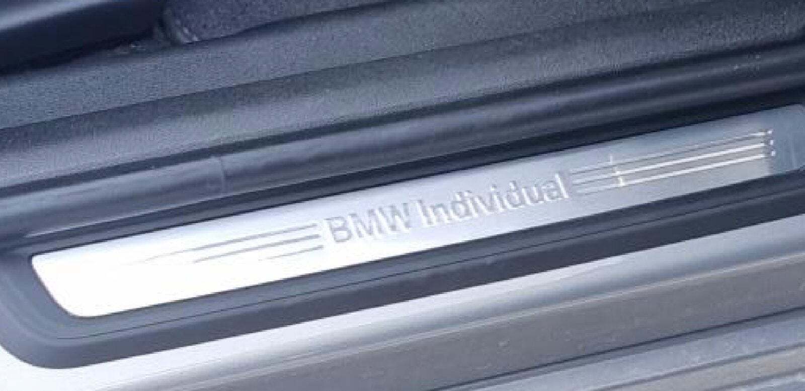 Grå BMW 330e fra 2019