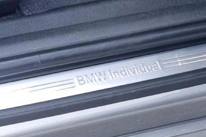 Grå BMW 330e fra 2019