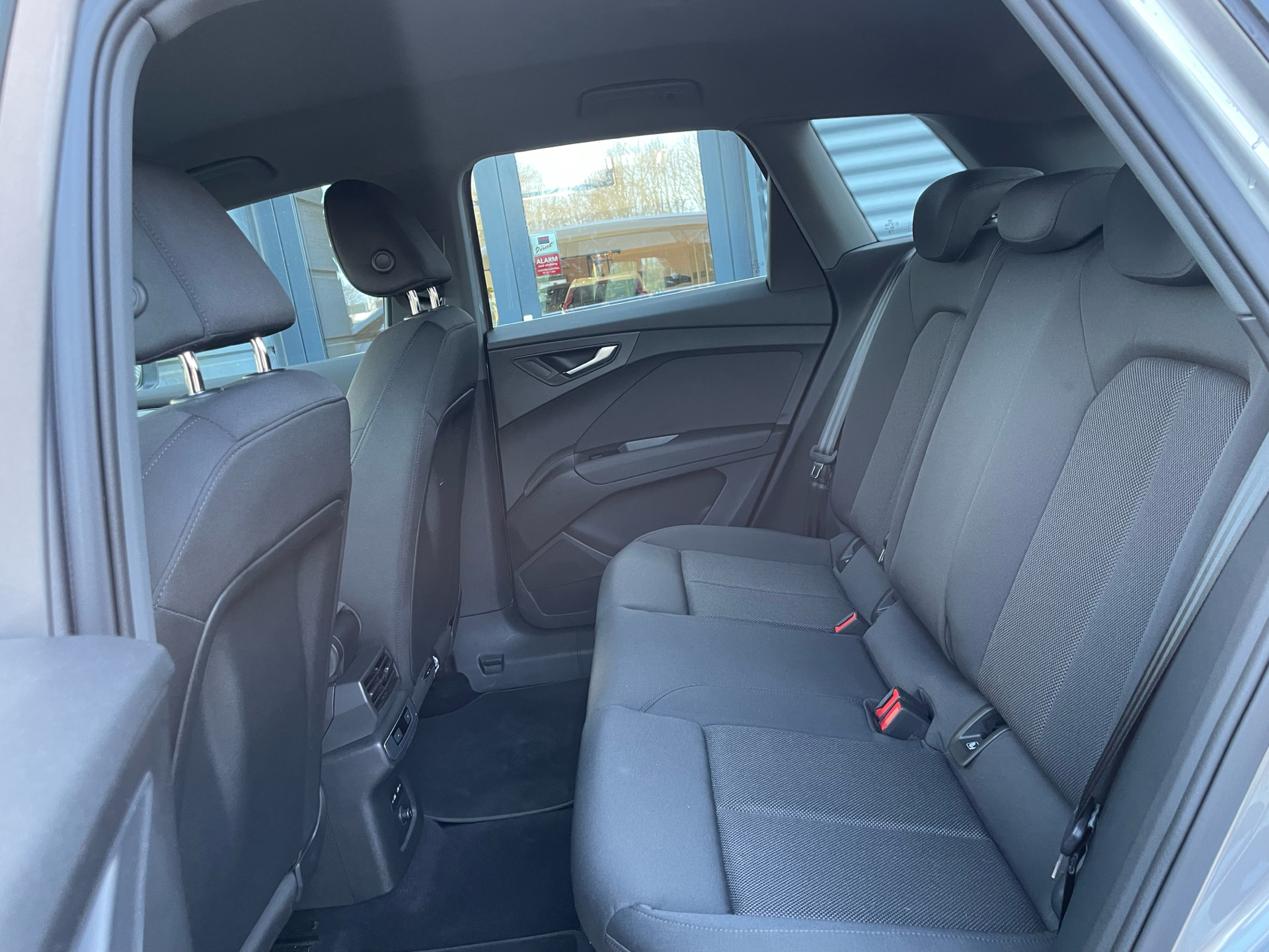 Grå Audi Q4 fra 2023