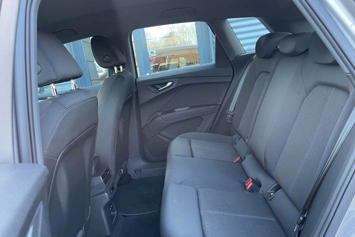 Grå Audi Q4 fra 2023