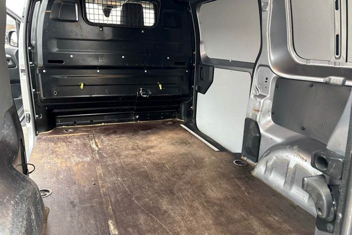 Grå Peugeot Expert fra 2022