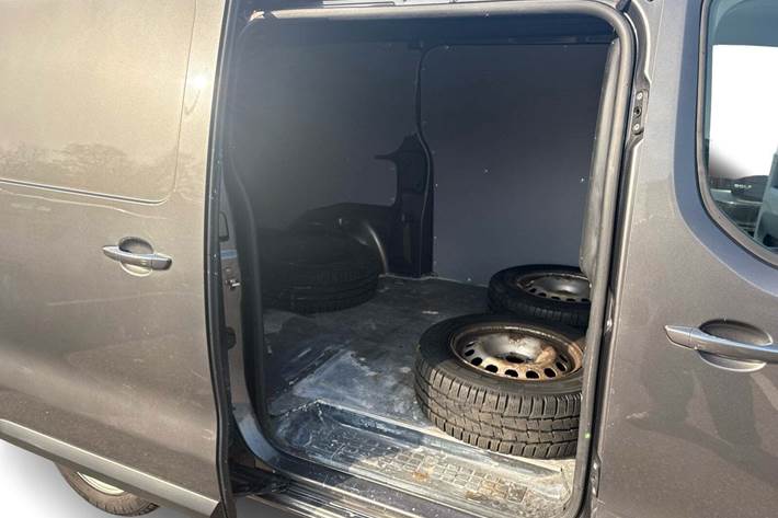 Grå Opel Vivaro fra 2021