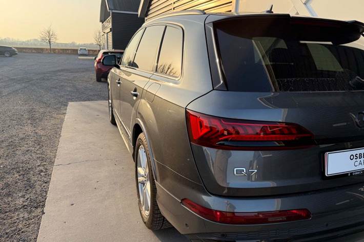 Grå Audi Q7 fra 2023