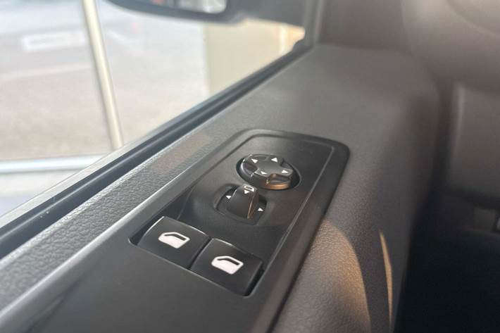 Hvid Opel Vivaro-e fra 2022