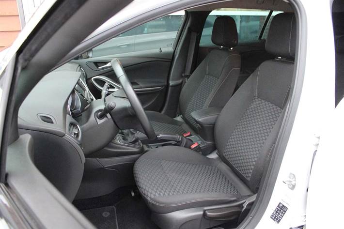 Hvid Opel Astra fra 2019