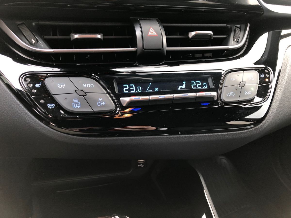 Sort Toyota C-HR fra 2020