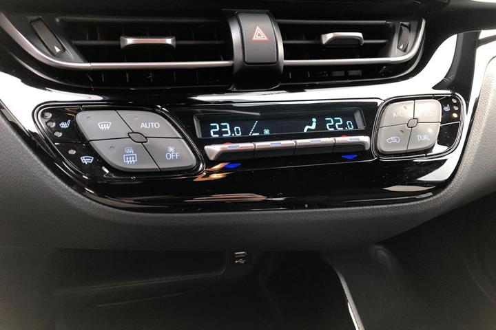 Sort Toyota C-HR fra 2020