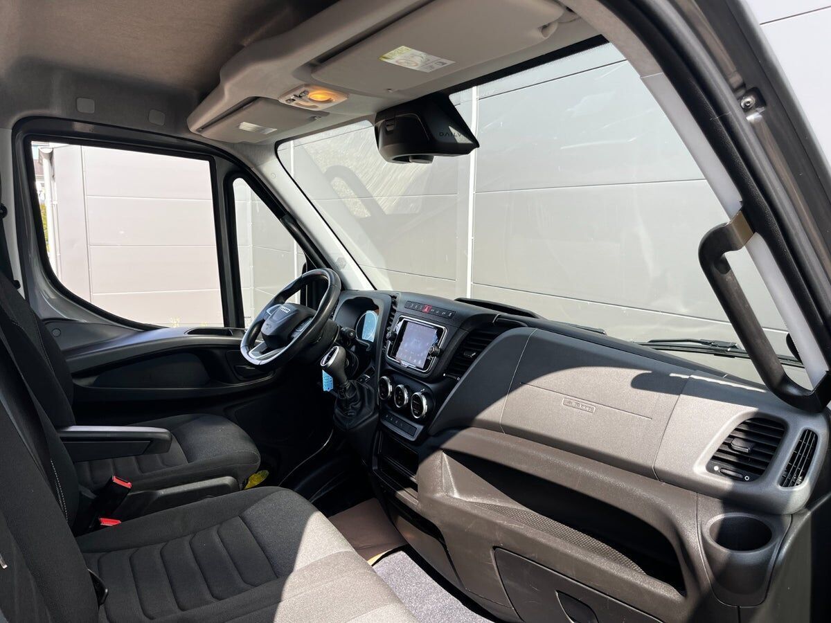 Grå Iveco Daily fra 2022