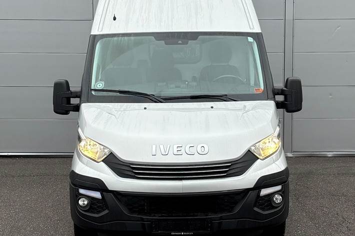 Grå Iveco Daily fra 2017