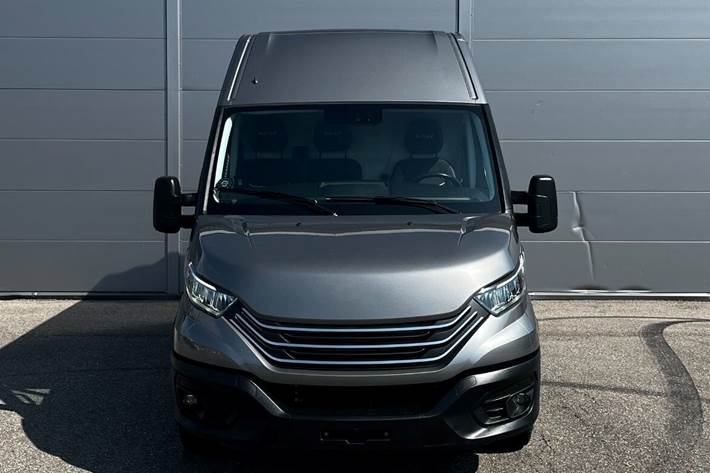 Grå Iveco Daily fra 2022