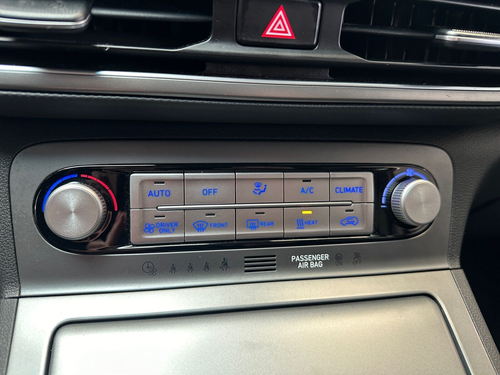 Grå Hyundai Kona fra 2021