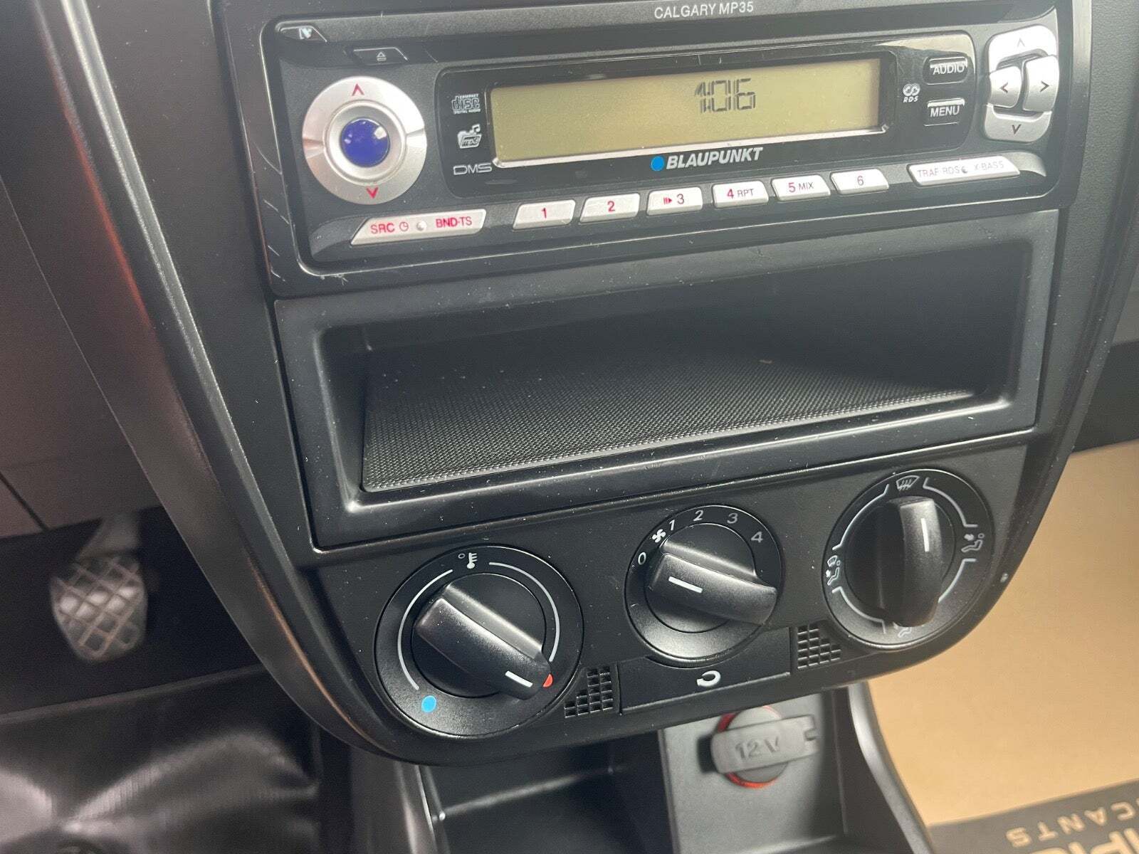 Rød VW Fox fra 2006