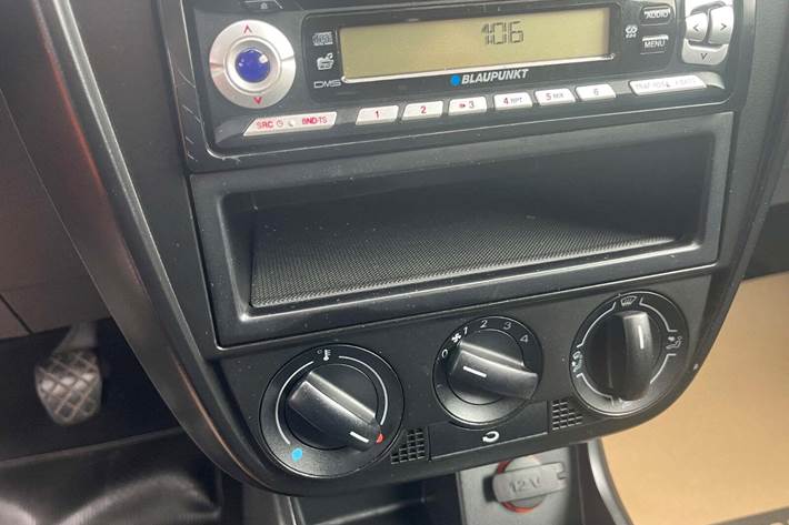 Rød VW Fox fra 2006