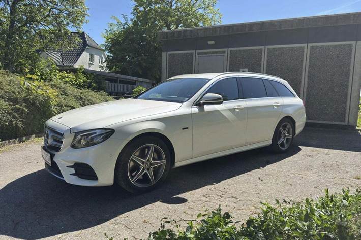 Hvid Mercedes E300 de fra 2020