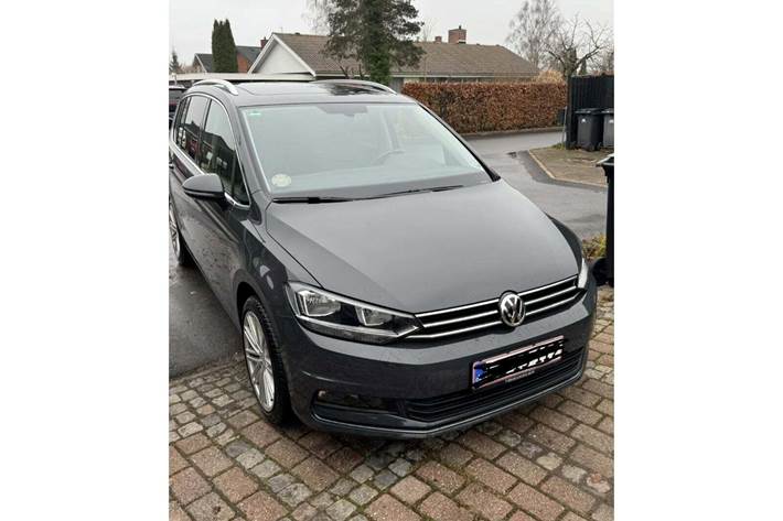 Grå VW Touran fra 2019 set udefra