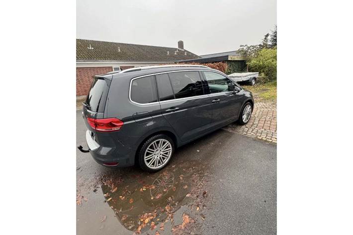 Grå VW Touran fra 2019