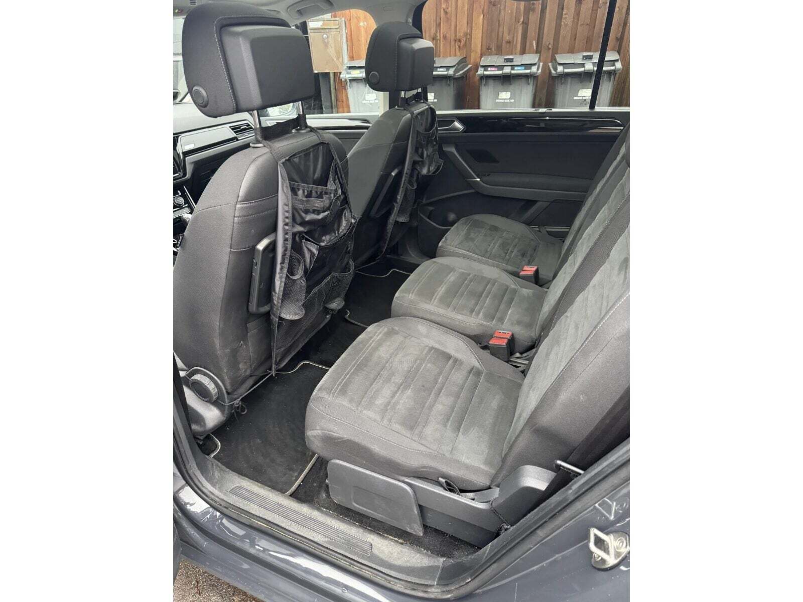 Grå VW Touran fra 2019