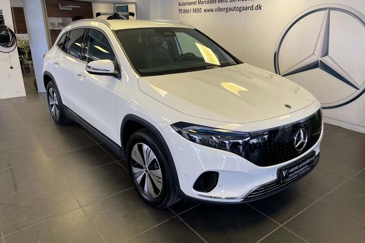 Hvid Mercedes EQA350 fra 2025 set udefra