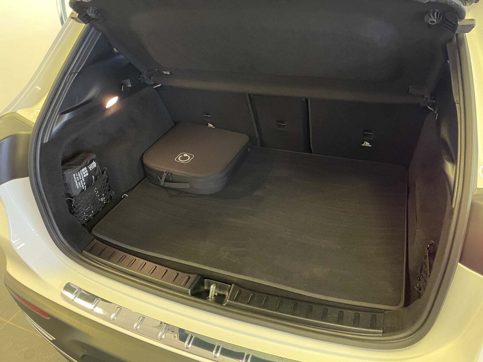Hvid Mercedes EQA350 fra 2025