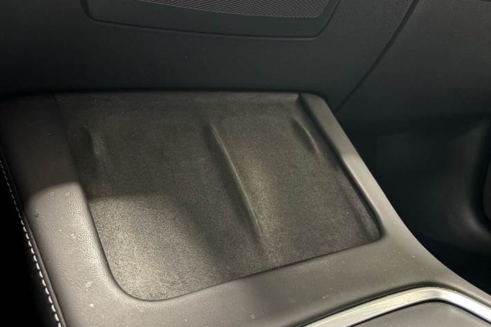 Grå Tesla Model 3 fra 2021