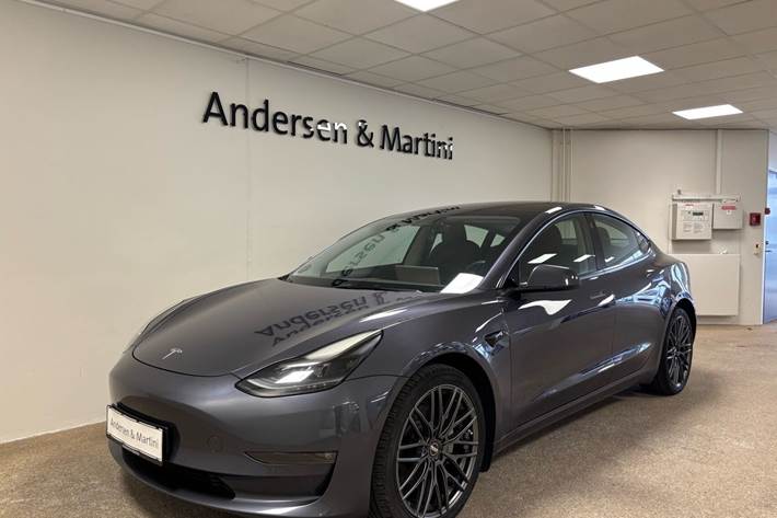 Grå Tesla Model 3 fra 2021