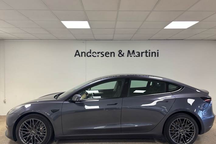 Grå Tesla Model 3 fra 2021