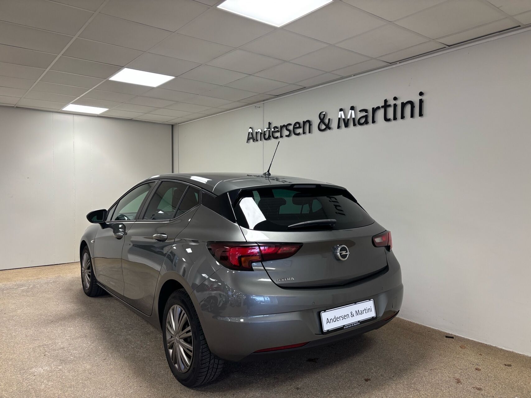 Grå Opel Astra fra 2020