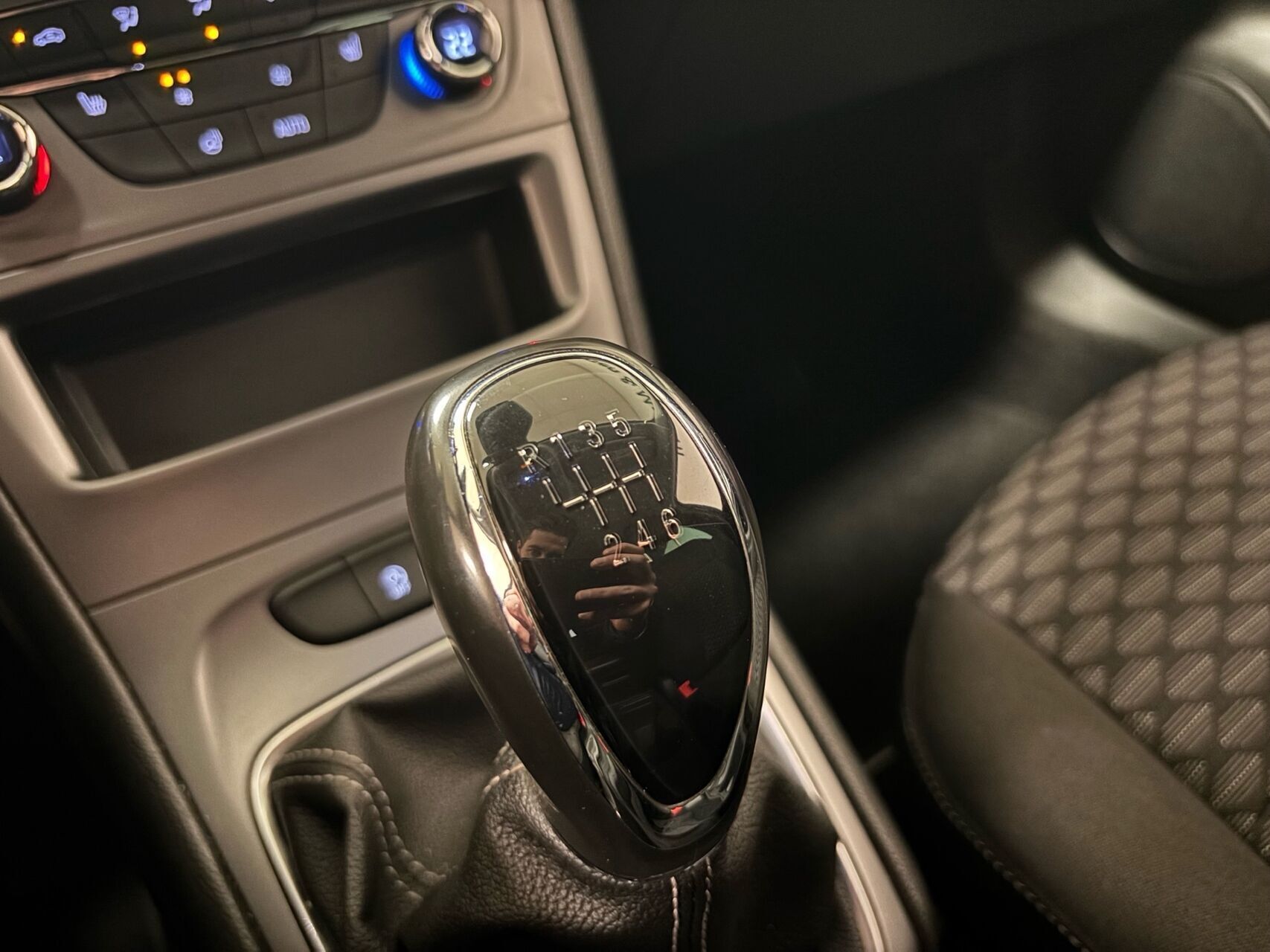 Grå Opel Astra fra 2020