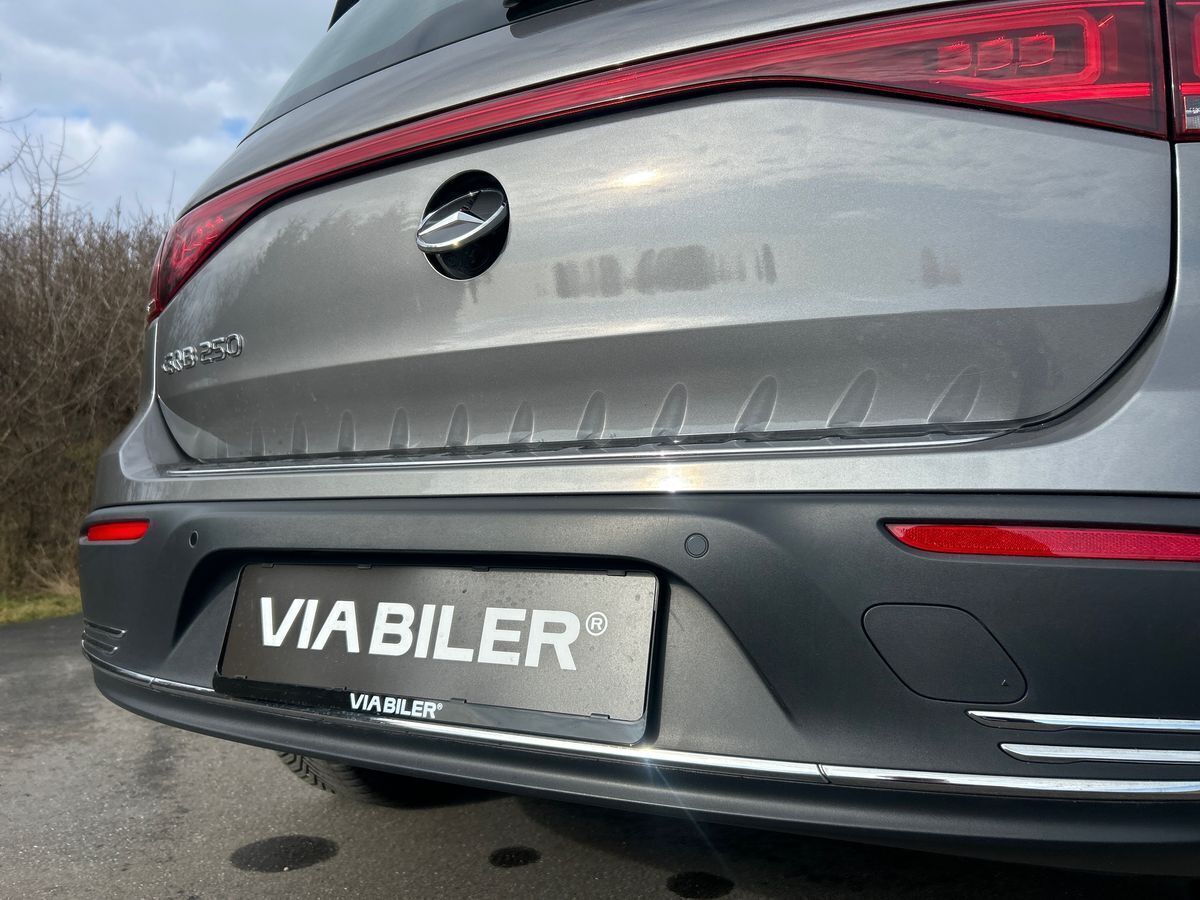 Grå Mercedes EQB 250 fra 2023