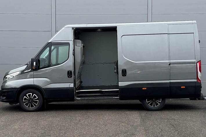 Grå Iveco Daily fra 2021