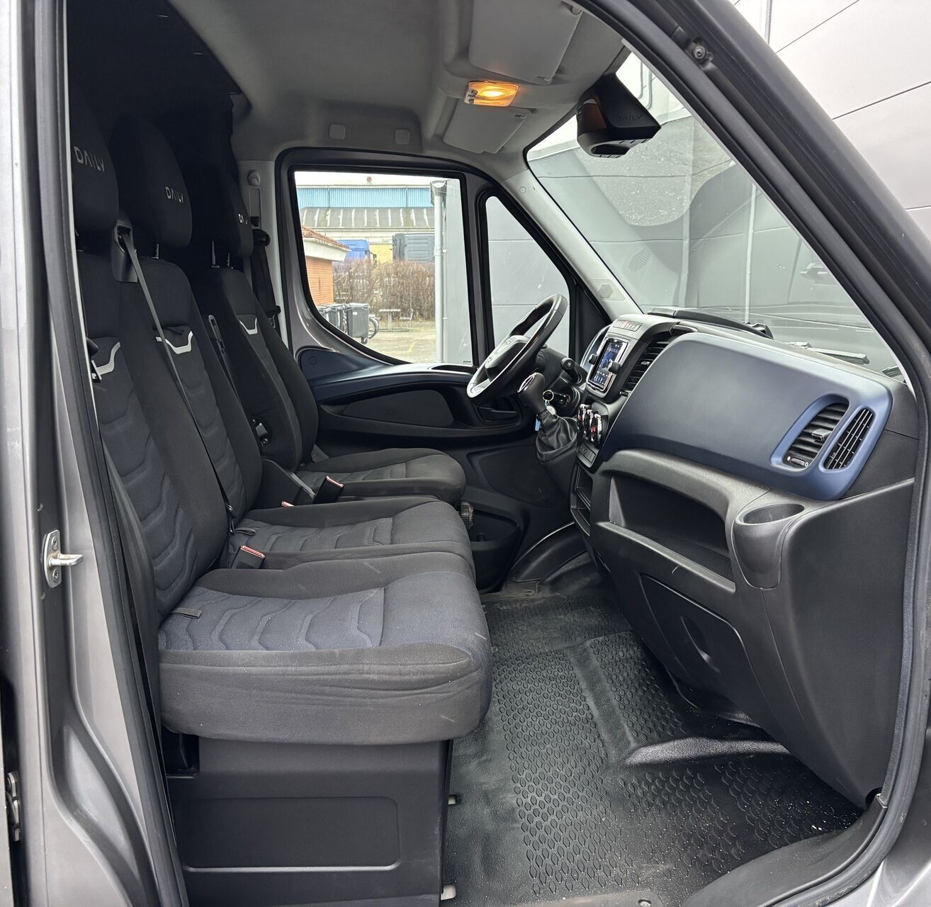 Grå Iveco Daily fra 2021