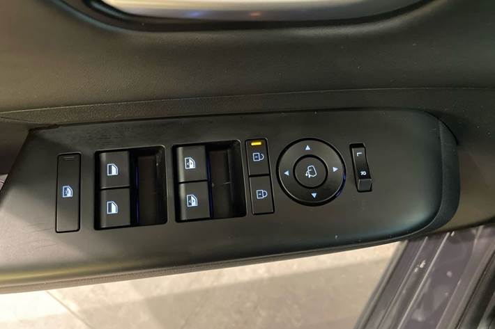 Grå Hyundai Kona fra 2024