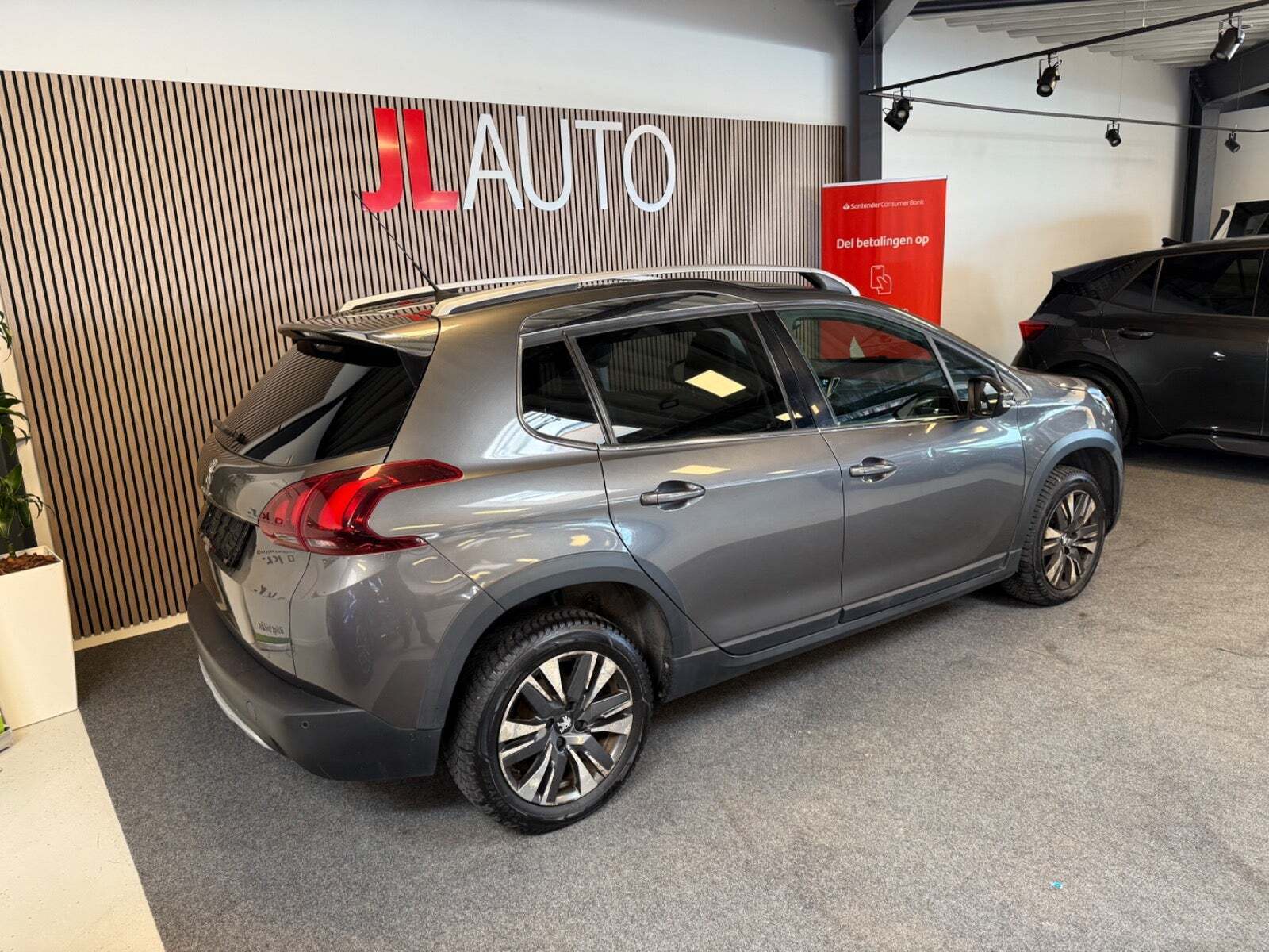 Grå Peugeot 2008 fra 2018