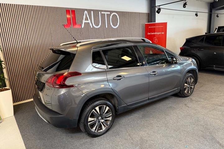 Grå Peugeot 2008 fra 2018