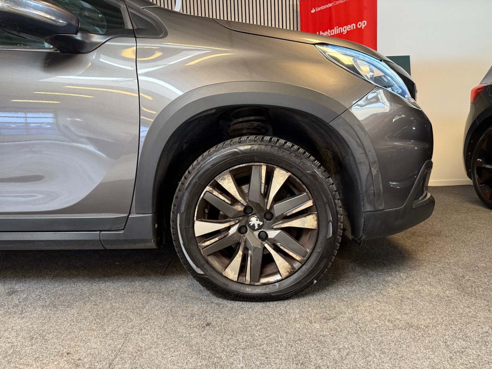 Grå Peugeot 2008 fra 2018