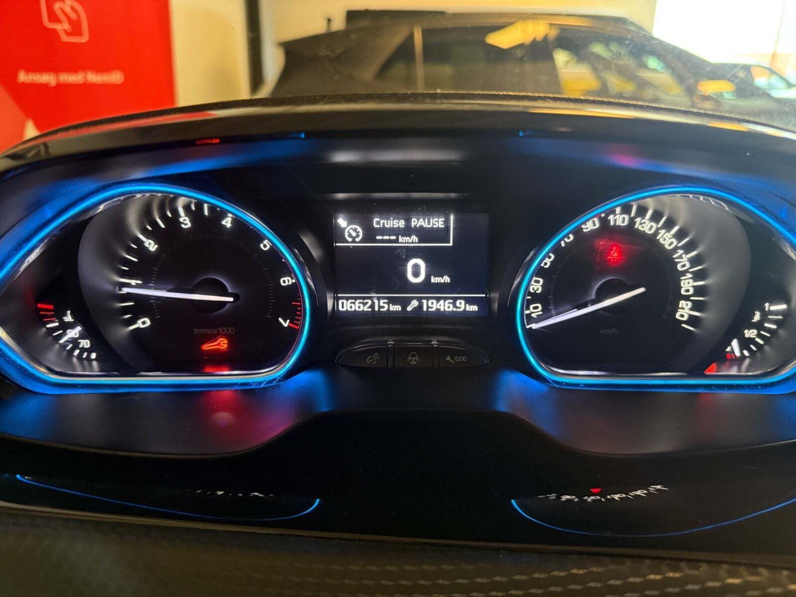 Grå Peugeot 2008 fra 2018