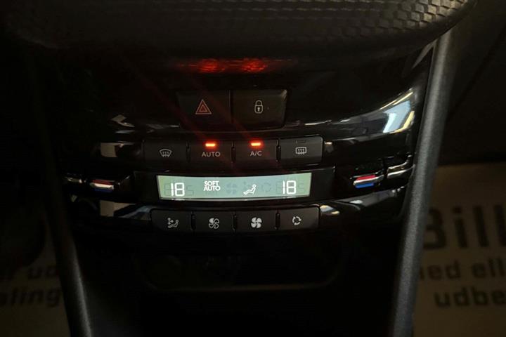 Grå Peugeot 2008 fra 2018